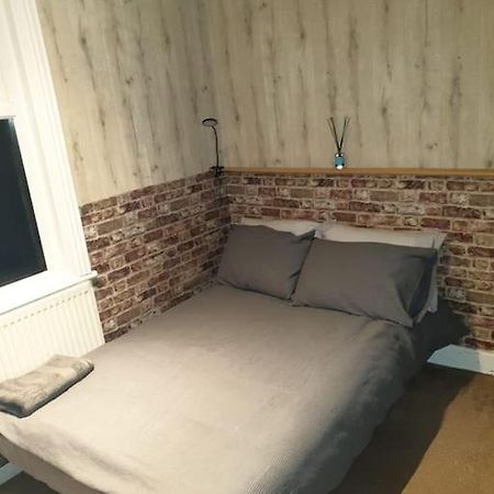 Spacious Bedroom With Private Bathroom. Abbey Wood Екстер'єр фото