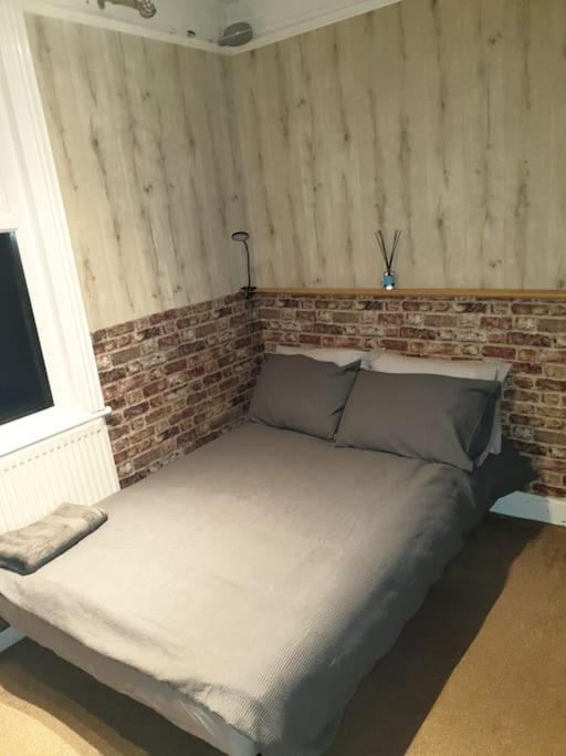 Spacious Bedroom With Private Bathroom. Abbey Wood Екстер'єр фото